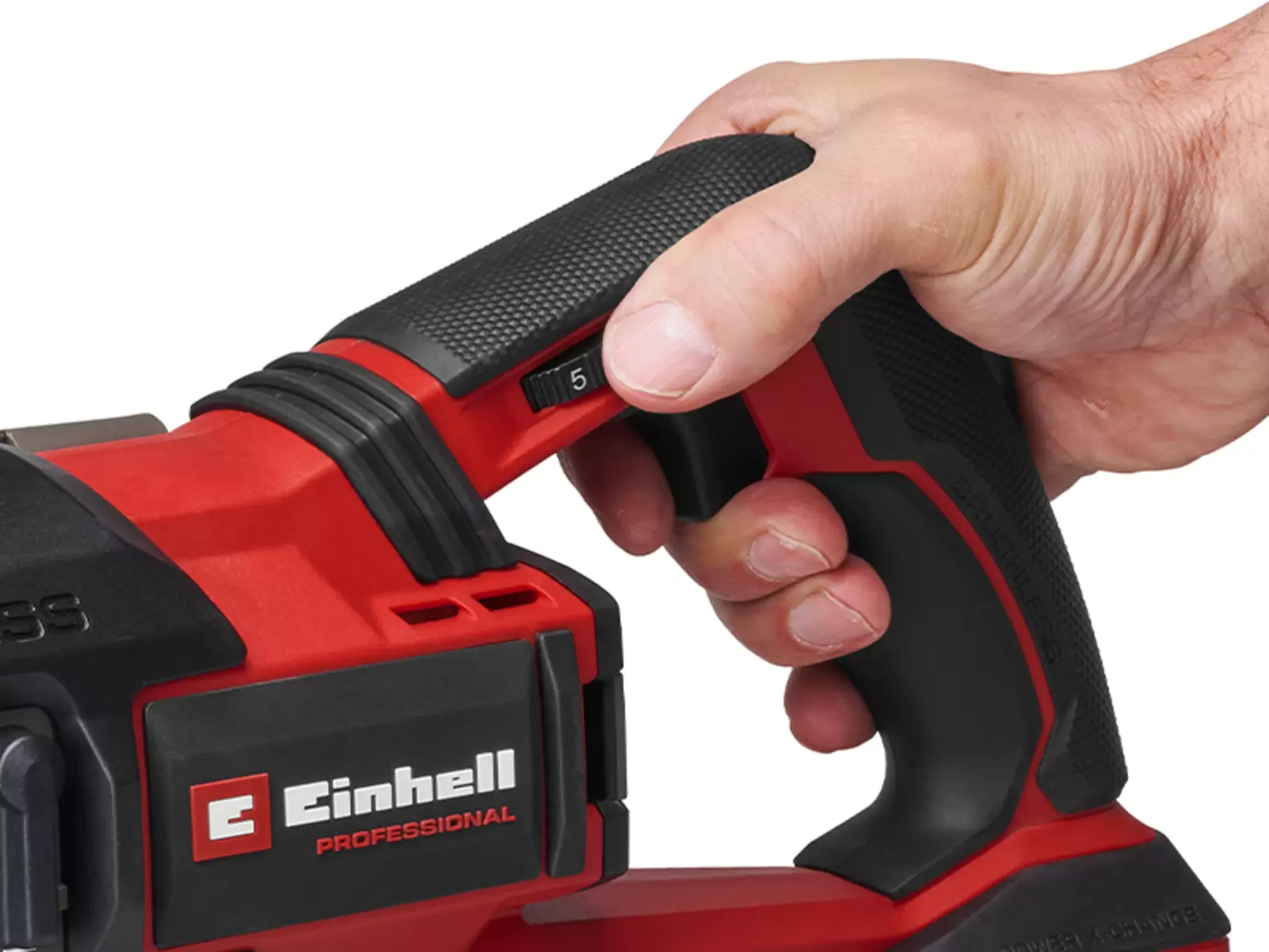 Hand am Griff der Einhell Akku-Universalsäge TP-APD 18/321 Li BL +6 S-F mit Einstellrad zur Drehzahlregelung.