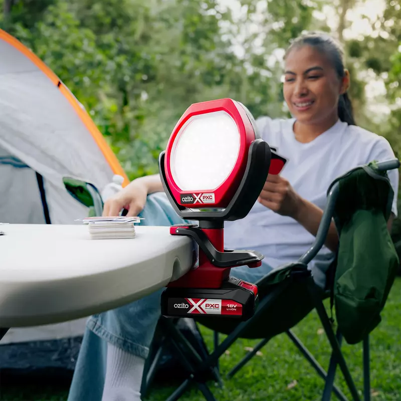 ozito-cordless-outdoor-light-3001235-example_usage-104