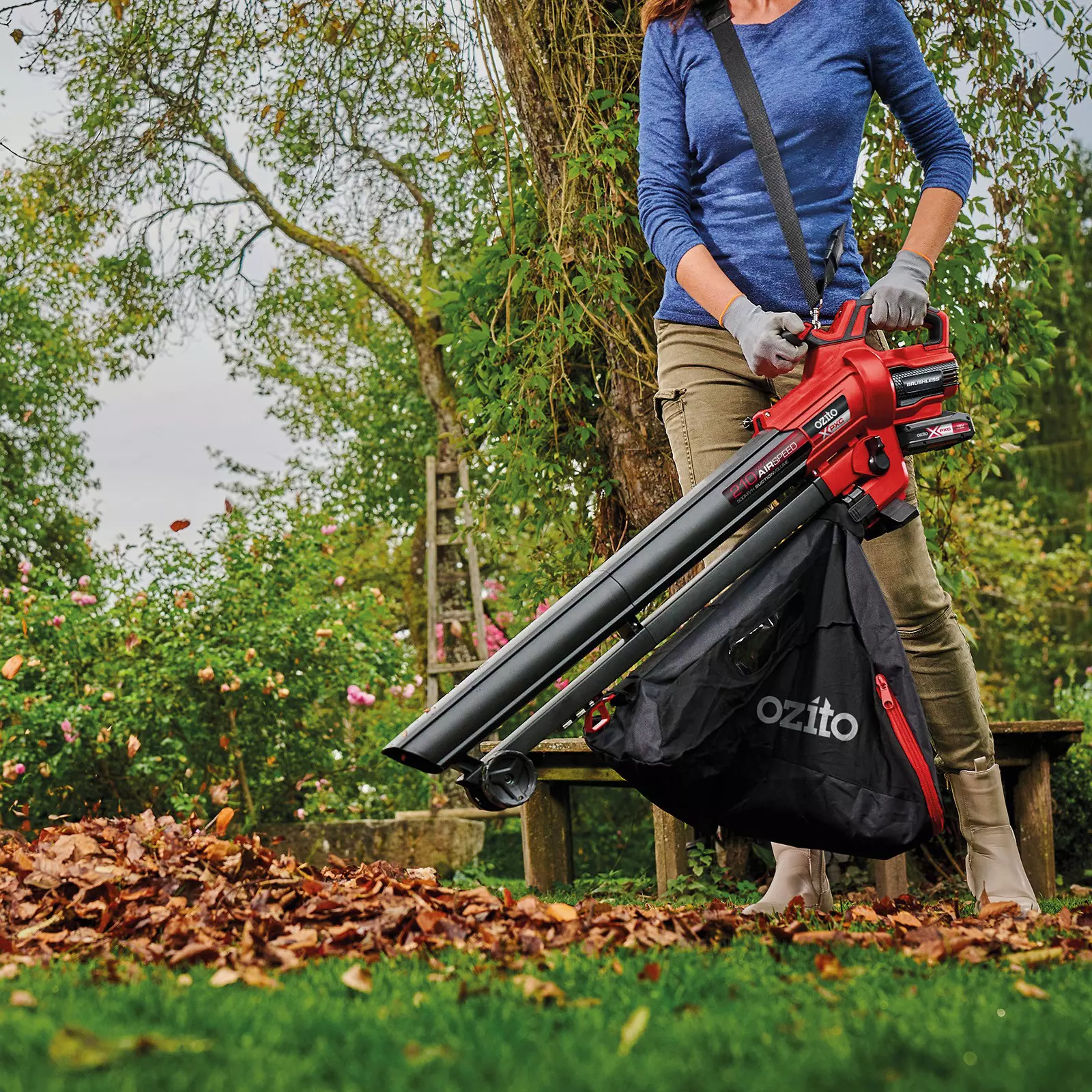 ozito-cordless-leaf-vacuum-3001188-example_usage-103