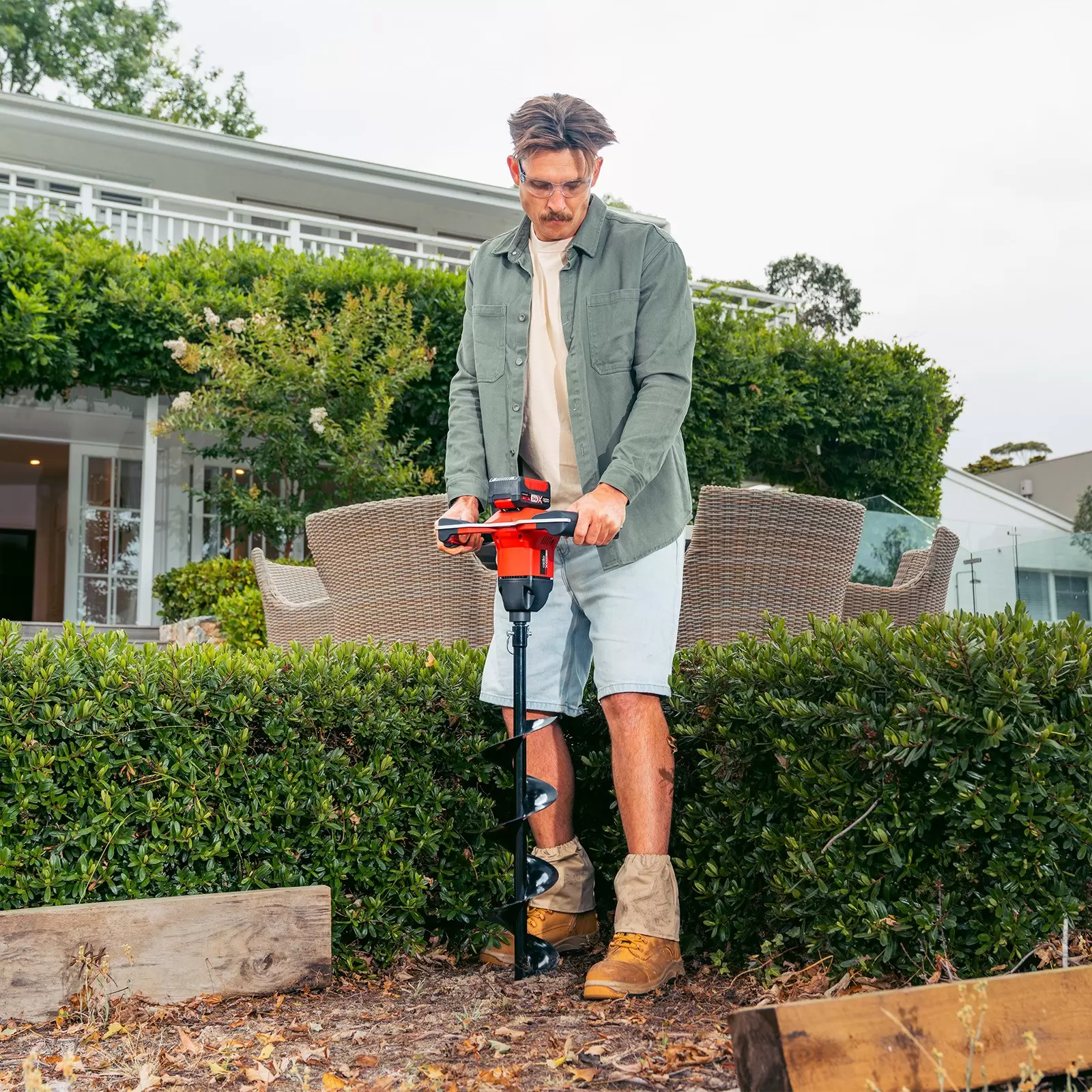 ozito-cordless-earth-auger-3001370-example_usage-103