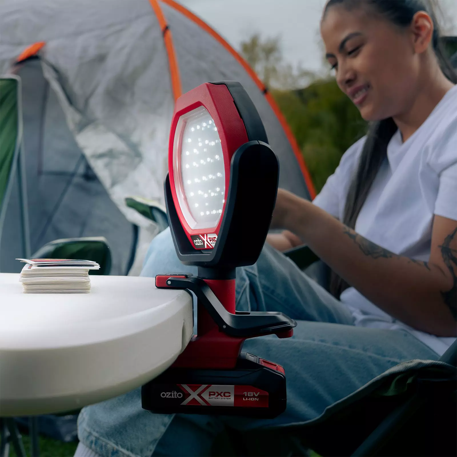 ozito-cordless-outdoor-light-3001235-example_usage-102