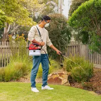 ozito-cordless-pressure-sprayer-3001253-example_usage-101