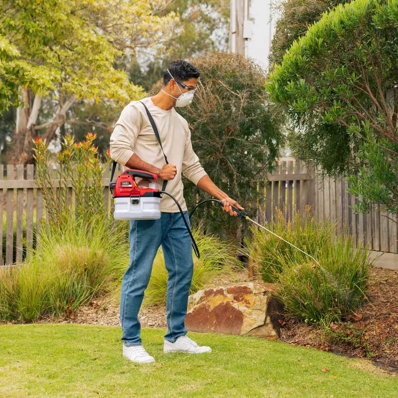 ozito-cordless-pressure-sprayer-3001253-example_usage-101