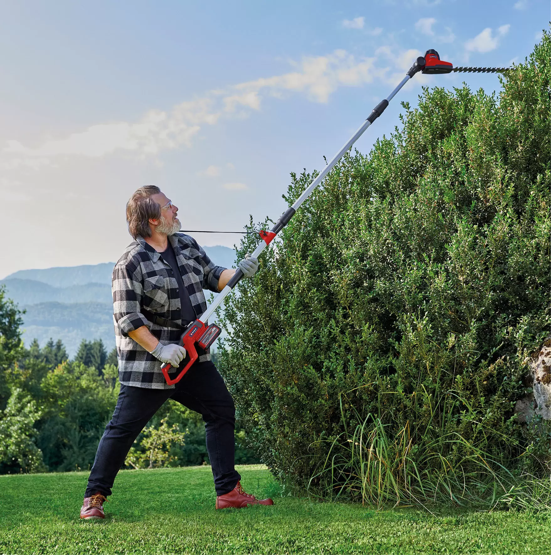 einhell-classic-cl-telescopic-hedge-trimmer-3410585-example_usage-001
