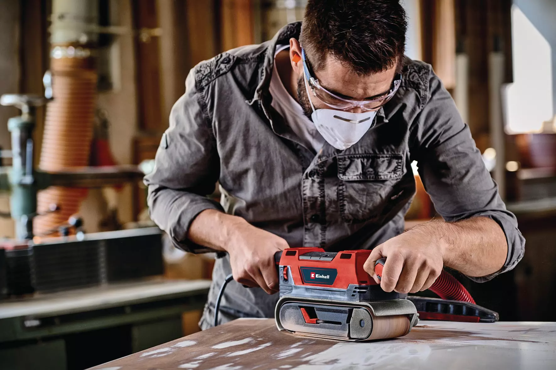 einhell-expert-belt-sander-4466245-example_usage-001