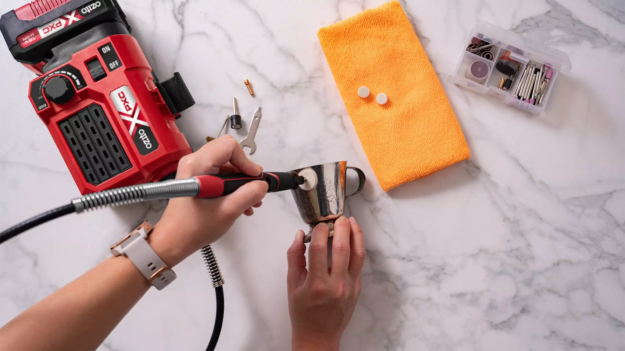 ozito-cordless-grinding-engraving-tool-3000864-example_usage-102