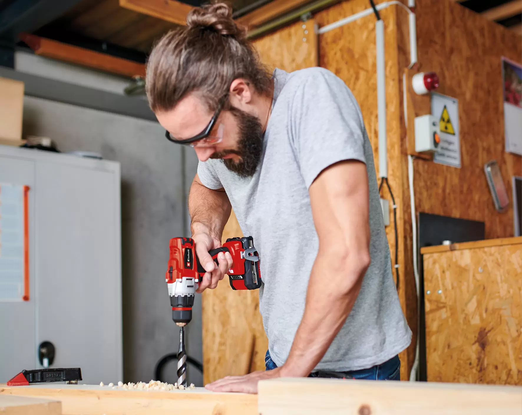 einhell-expert-plus-cordless-drill-4513839-example_usage-001