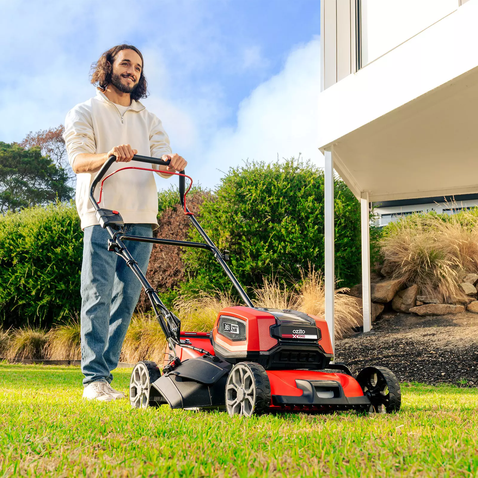 ozito-cordless-lawn-mower-3001304-example_usage-101