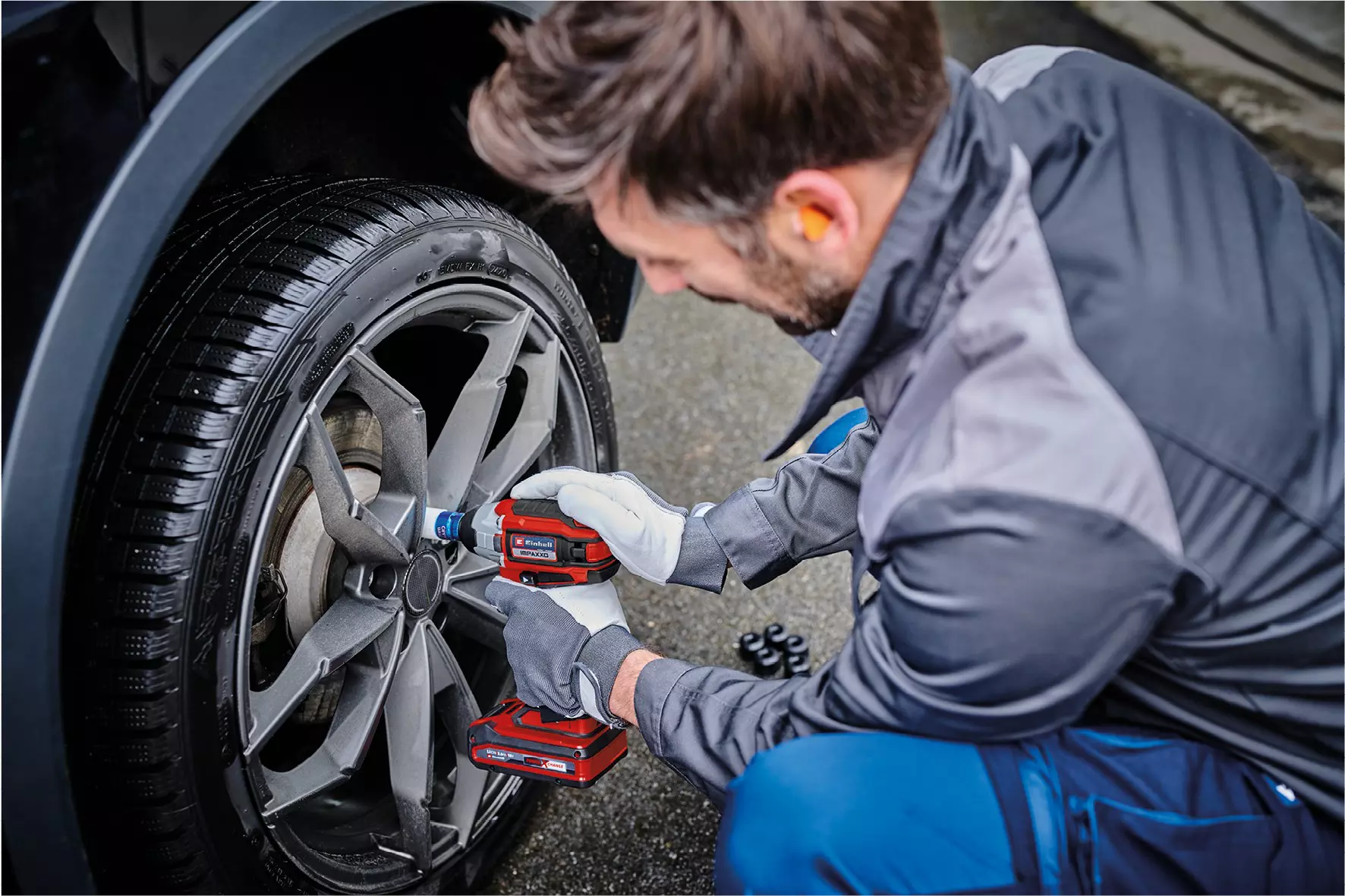 einhell-professional-cordless-impact-wrench-4510080-example_usage-001