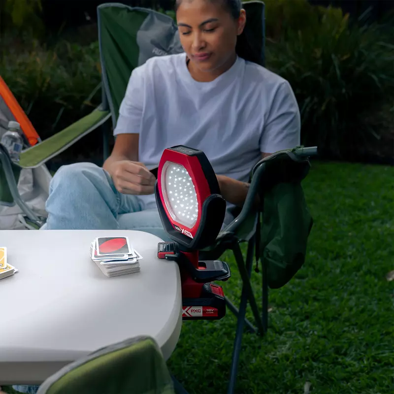 ozito-cordless-outdoor-light-3001235-example_usage-106