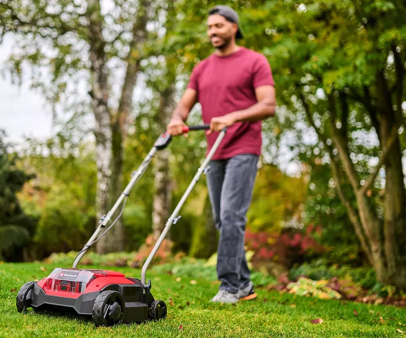 einhell-classic-cordless-scarifier-aerator-3420625-example_usage-001