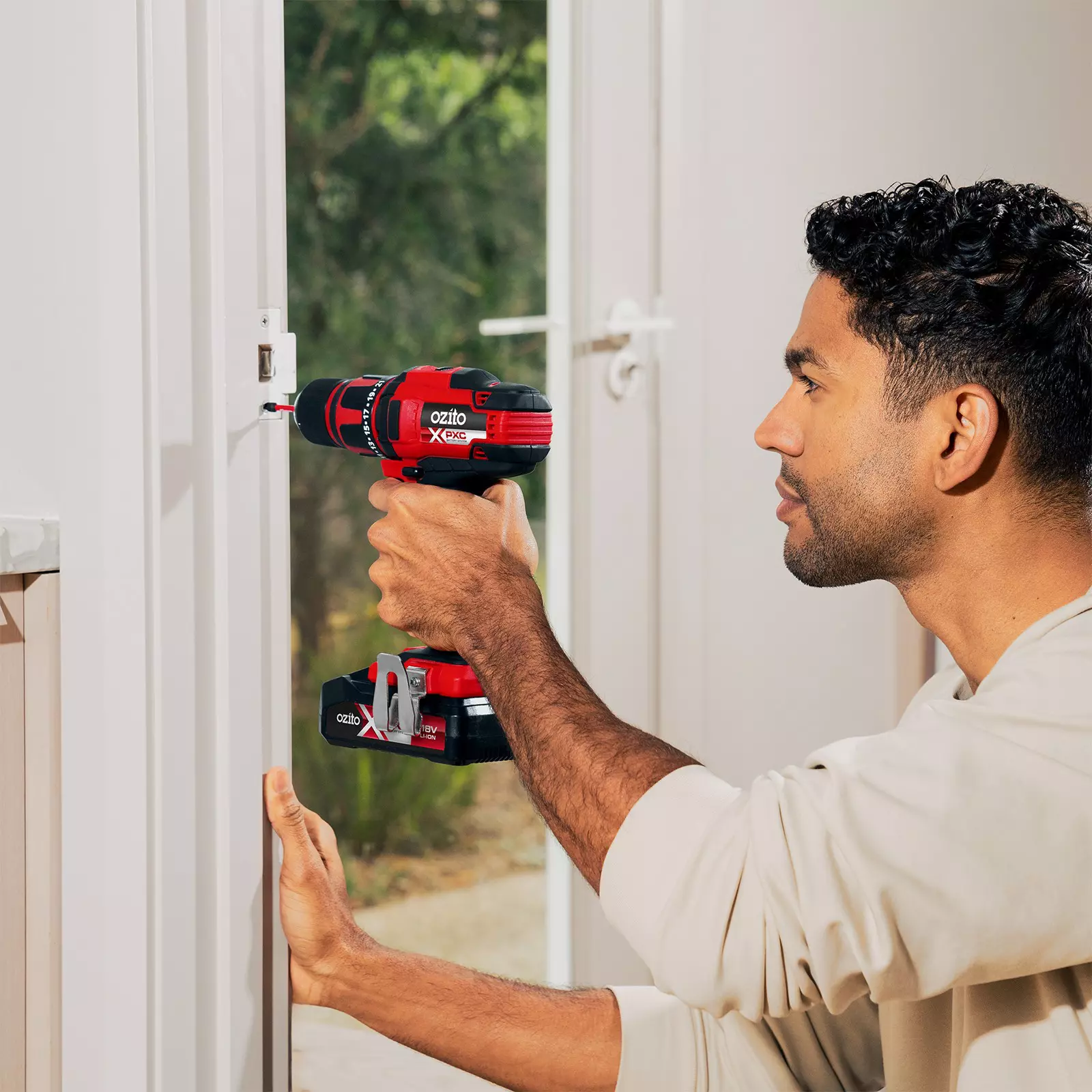 ozito-cordless-drill-3000168-example_usage-101