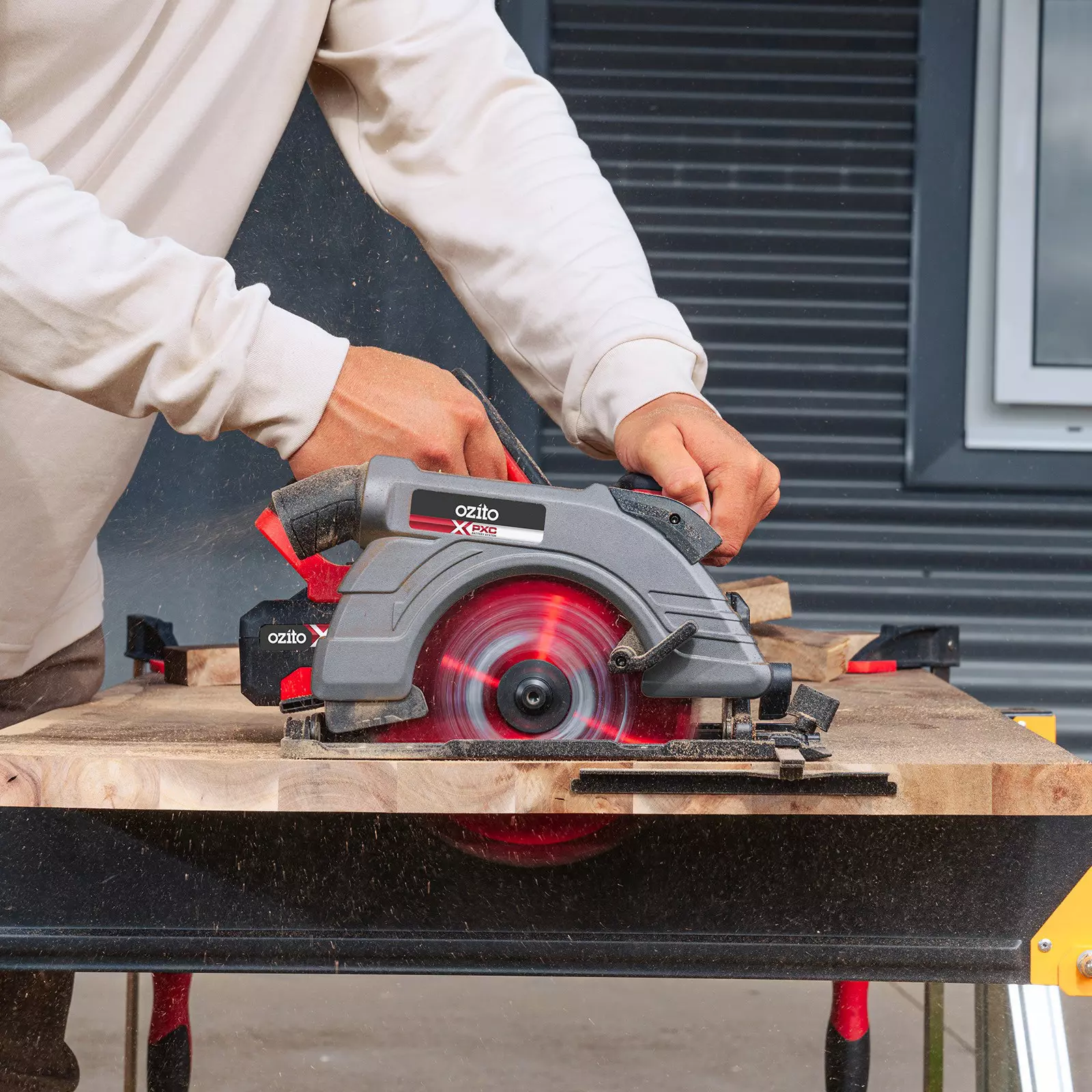 ozito-cordless-circular-saw-3000558-example_usage-102