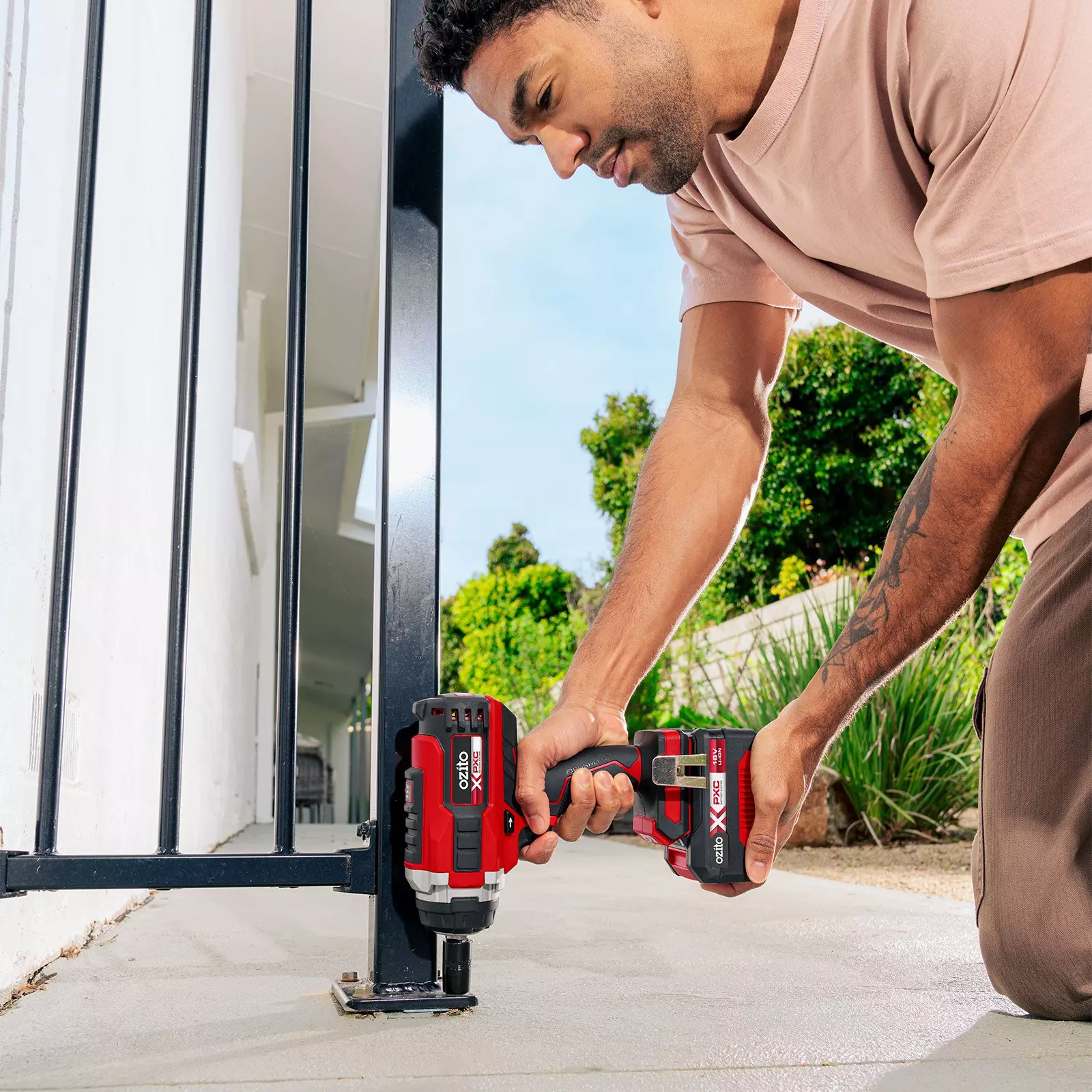 ozito-cordless-impact-wrench-3001243-example_usage-102