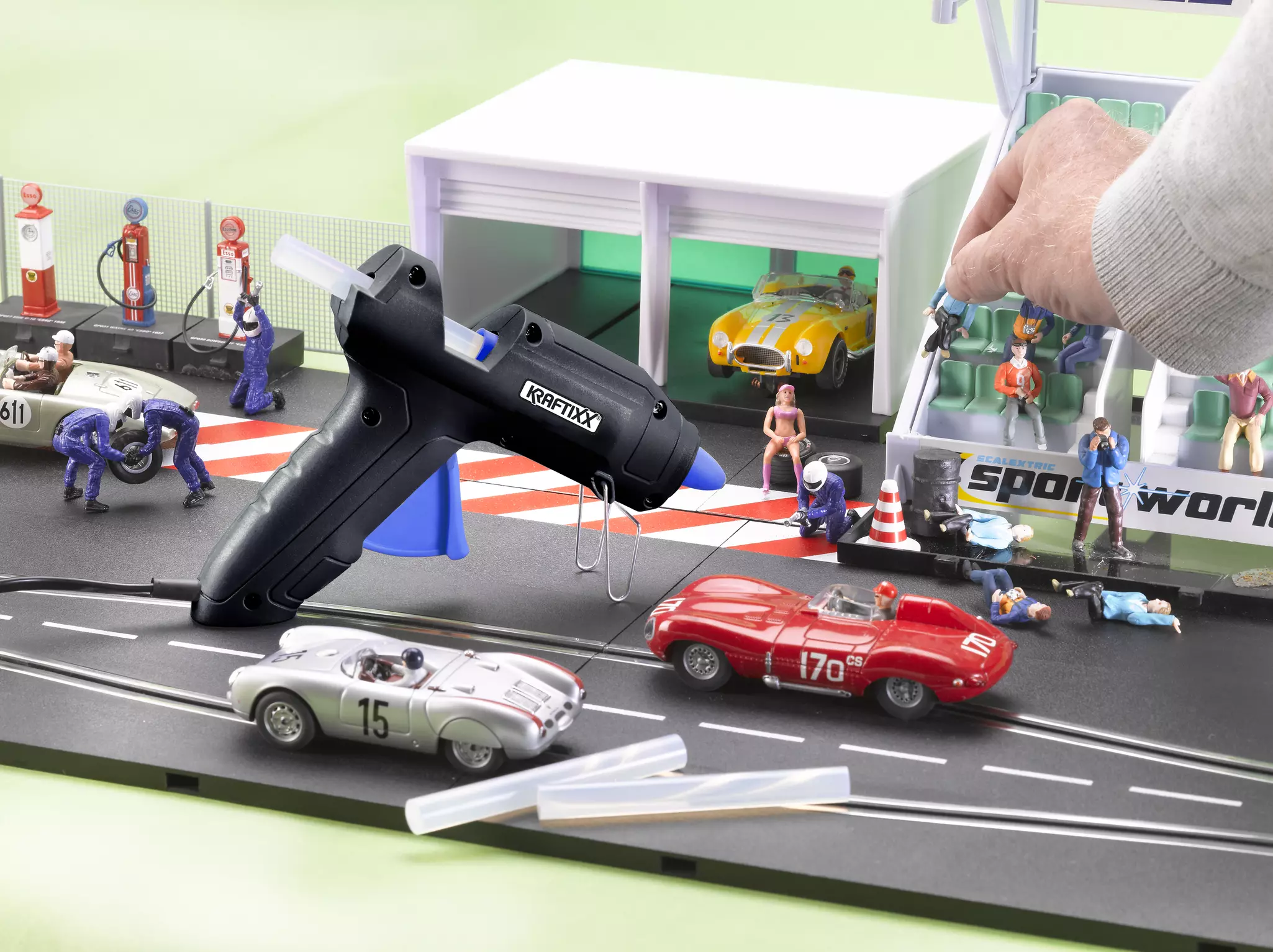 kwb-promo-glue-guns-49989490-example_usage-202