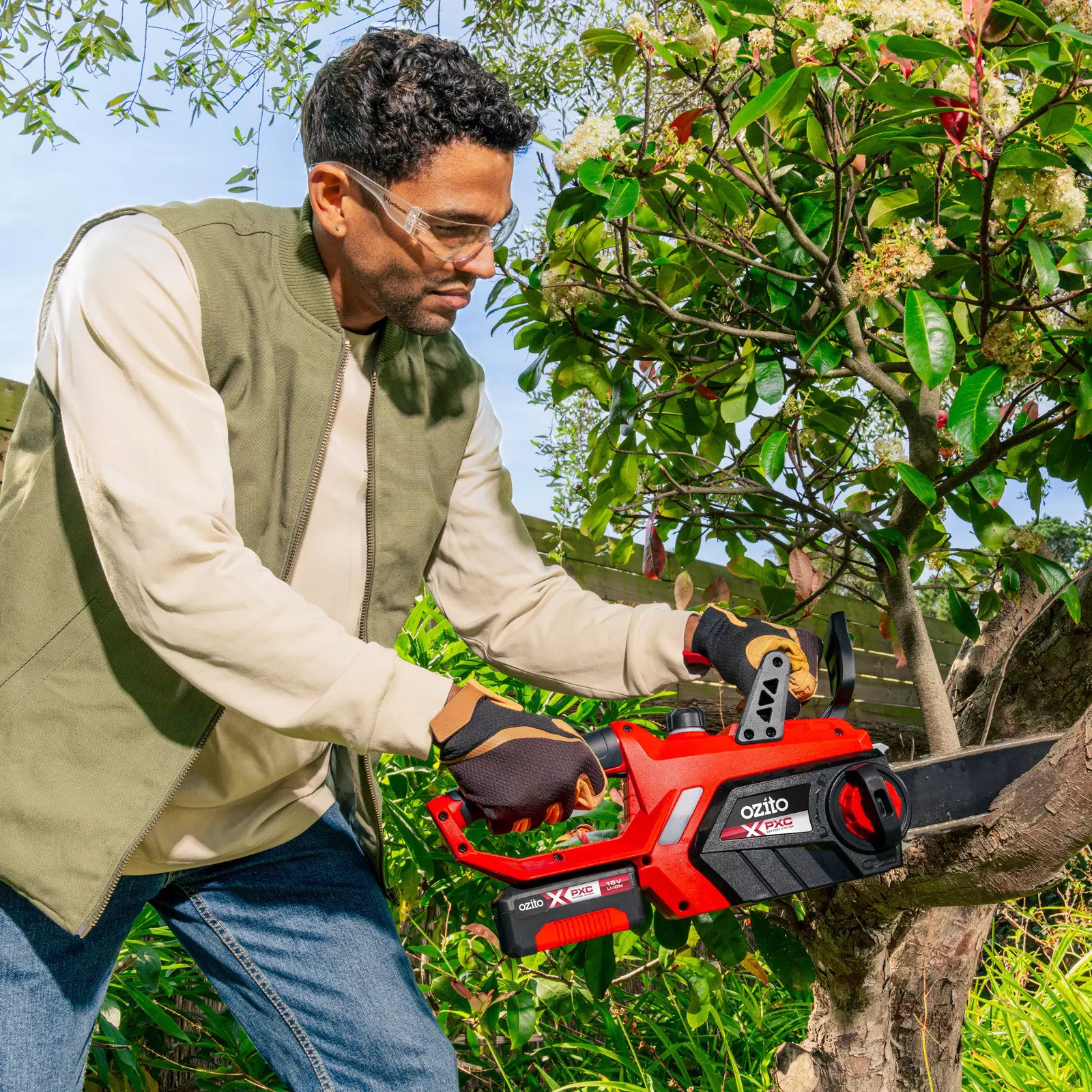 ozito-cordless-chain-saw-3001239-example_usage-101