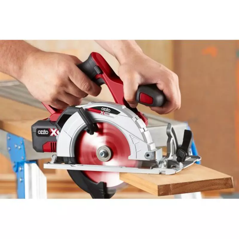 ozito-cordless-circular-saw-4331201-example_usage-102