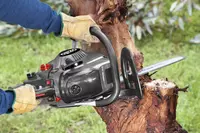 ozito-petrol-chain-saw-4501823-example_usage-101