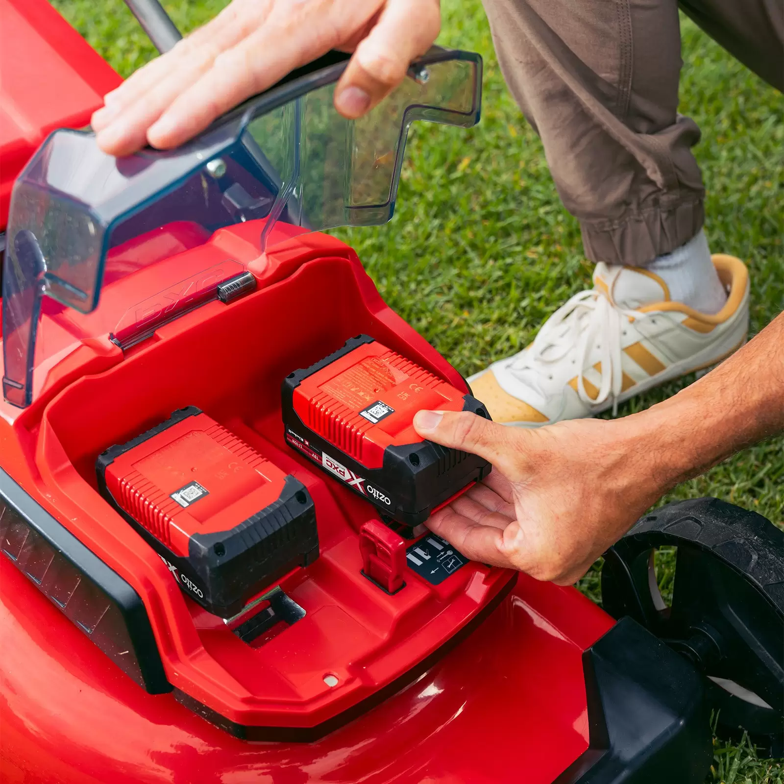ozito-cordless-lawn-mower-3001402-example_usage-103