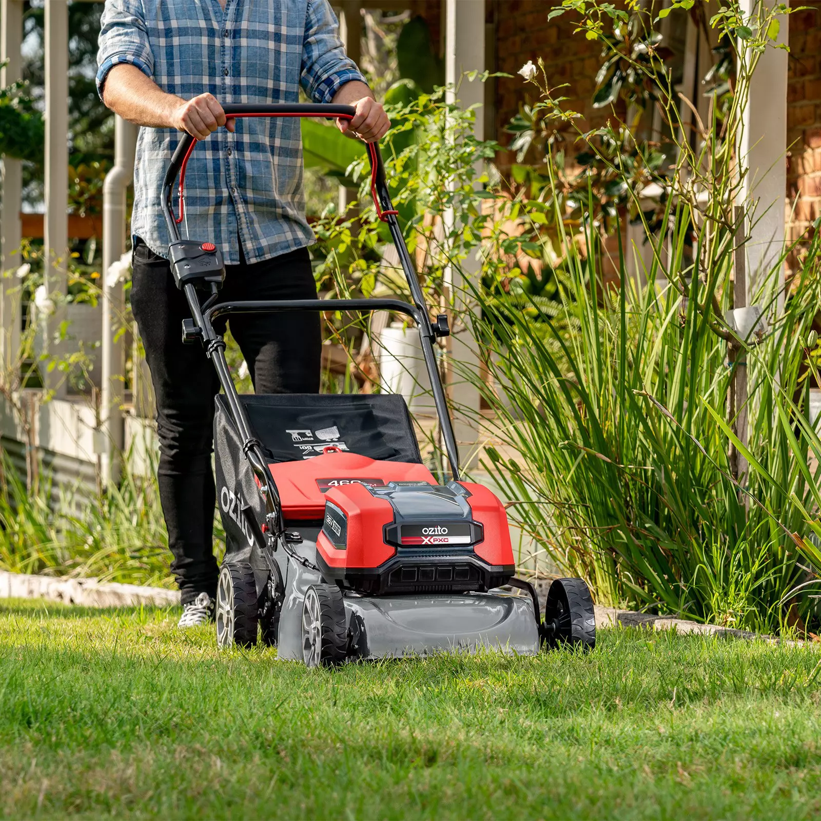 ozito-cordless-lawn-mower-3001208-example_usage-101