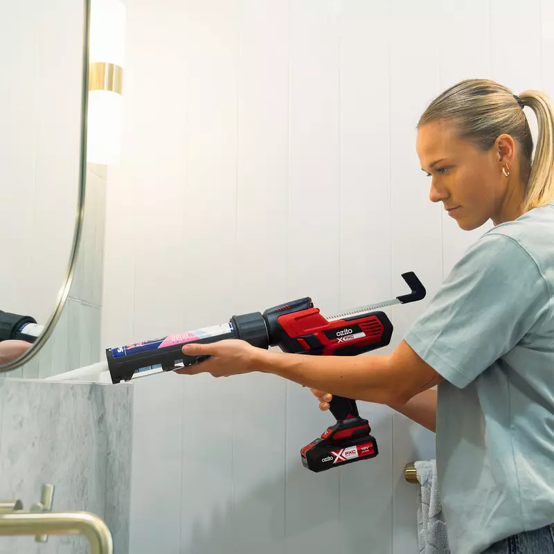 ozito-cordless-sealing-gun-3001285-example_usage-101