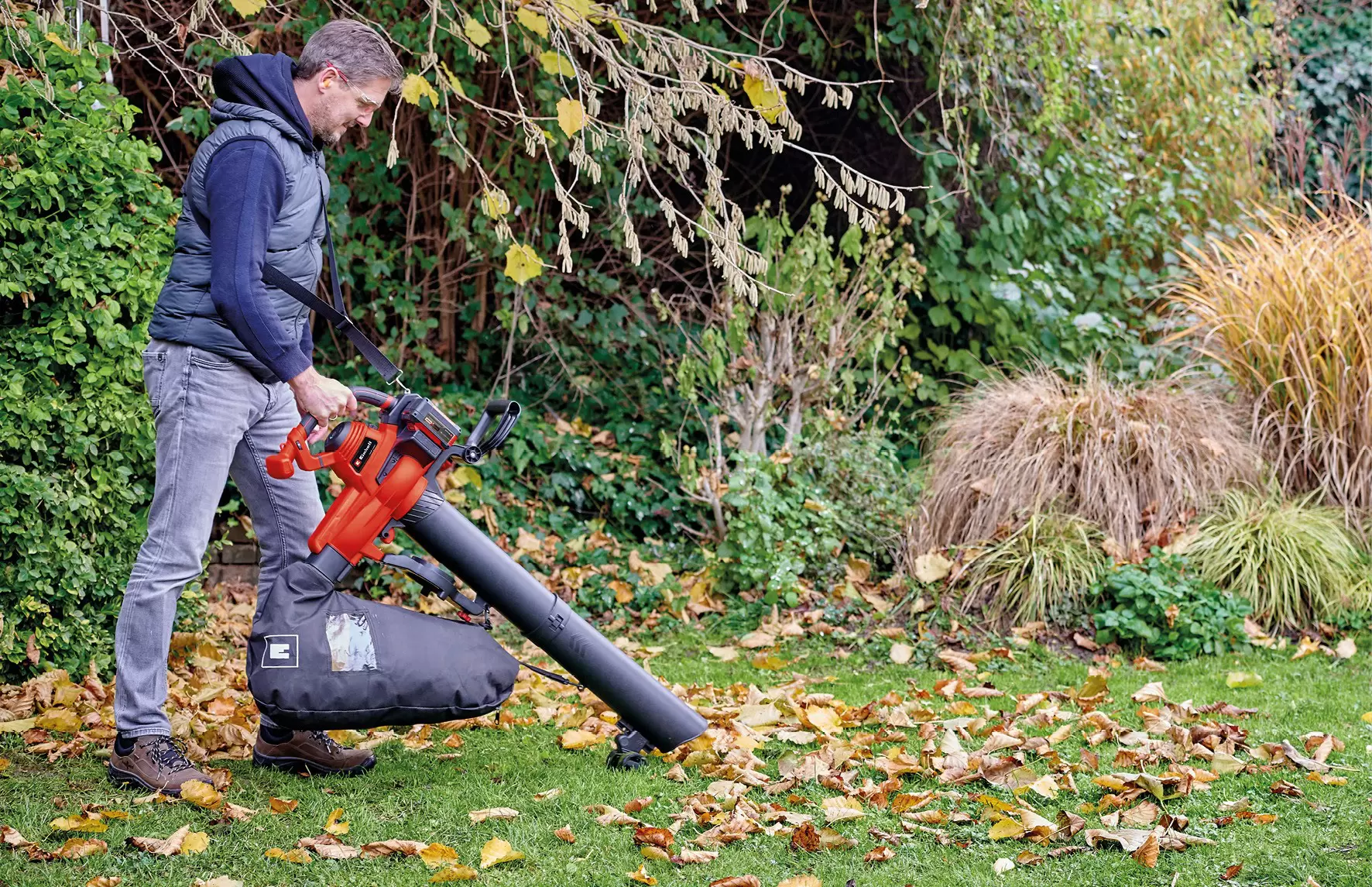einhell-expert-cordless-leaf-vacuum-3433630-example_usage-001