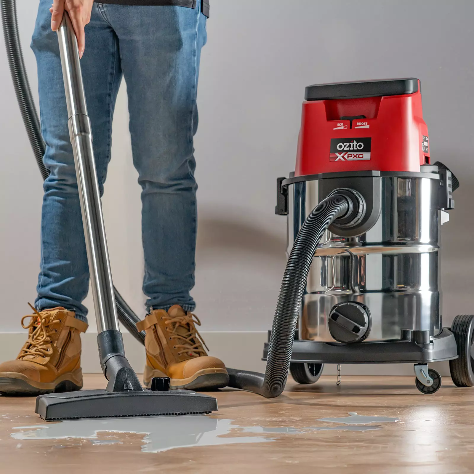 ozito-cordless-wet-dry-vacuum-cleaner-3001163-example_usage-103