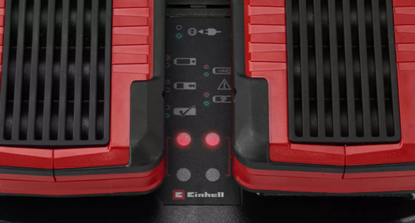 Nahaufnahme der LED-Statusanzeige am Einhell Ladegerät Power X-Twincharger 4A.