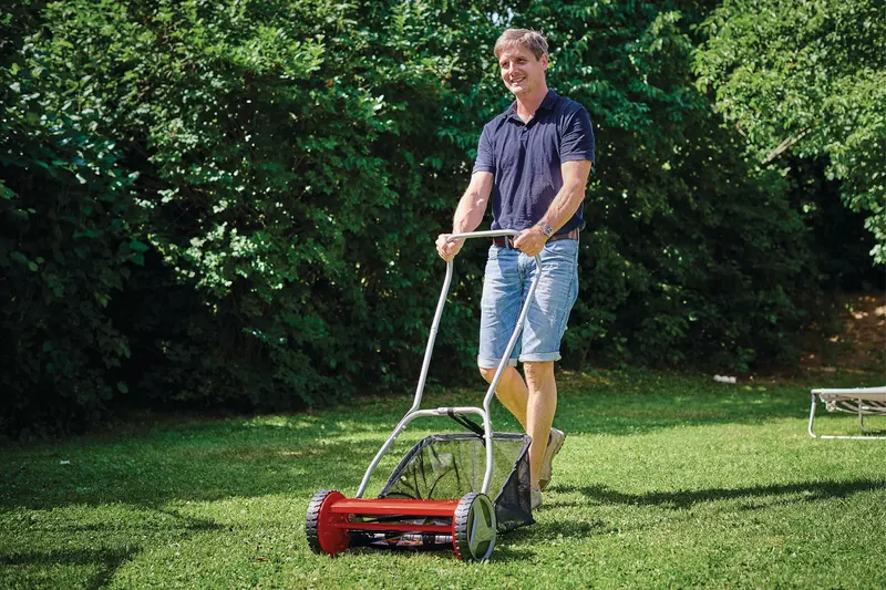 einhell-classic-hand-lawn-mower-3414129-example_usage-001