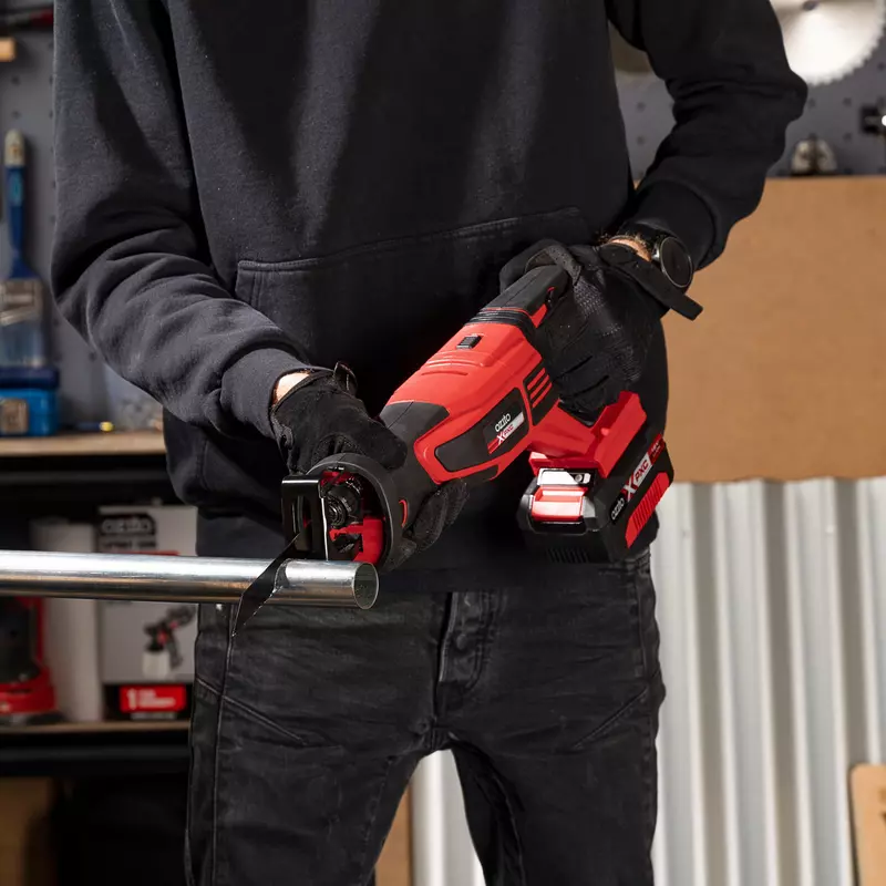 ozito-cordless-all-purpose-saw-3001205-example_usage-103