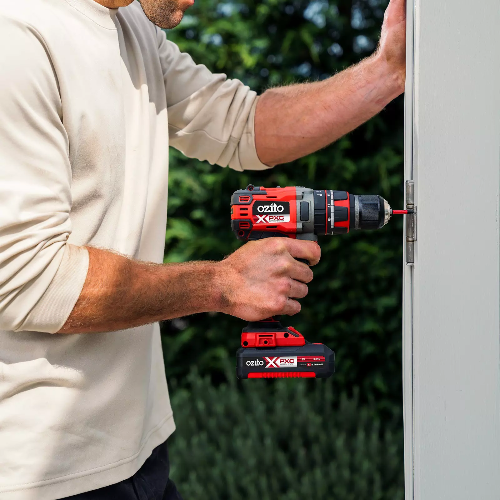 ozito-professional-cordless-impact-drill-3001336-example_usage-103