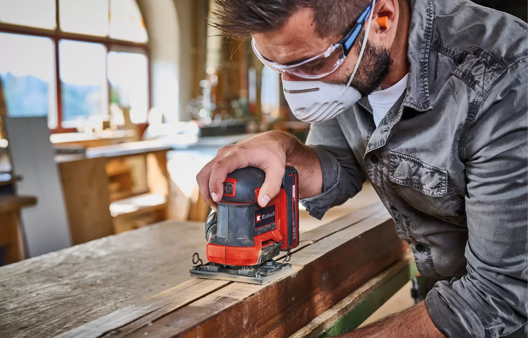 einhell-expert-cordless-palm-sander-4460732-example_usage-001