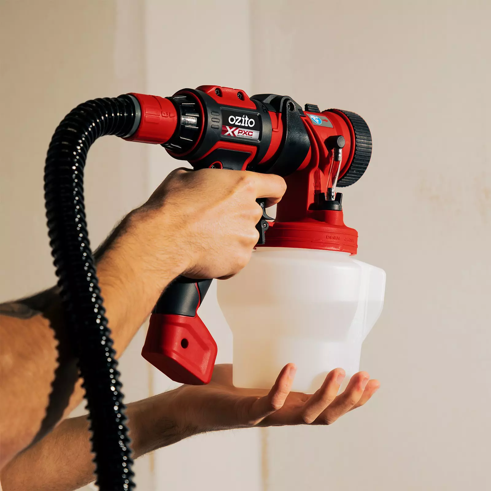 ozito-cordless-paint-spray-system-3001283-example_usage-103