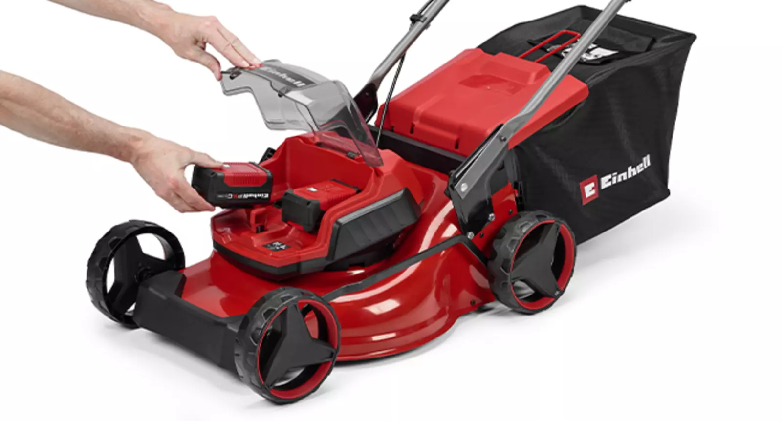 O Einhell corta-relva a bateria a bateria com tecnologia Twin-Pack de 36 V, duas baterias são inseridas na parte superior do aparelho.