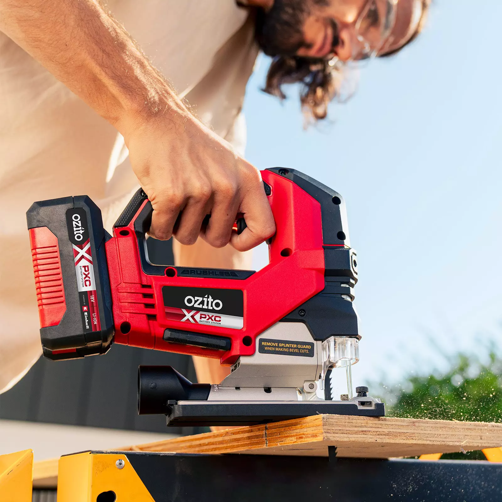 ozito-cordless-jig-saw-3000938-example_usage-102