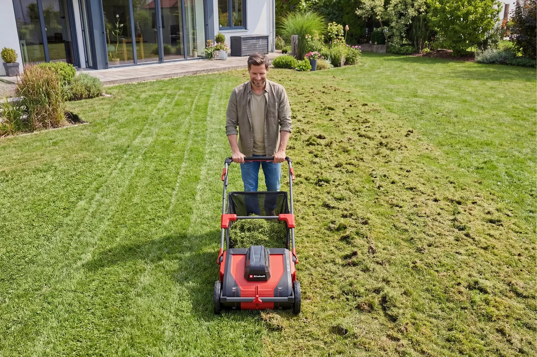 einhell-expert-cordless-leaf-and-lawn-collector-3414185-example_usage-001