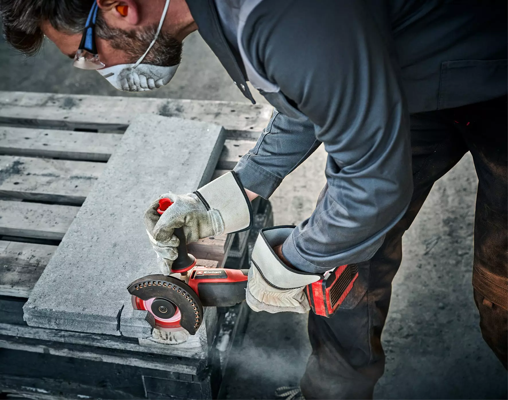 einhell-professional-cordless-angle-grinder-4431154-example_usage-001