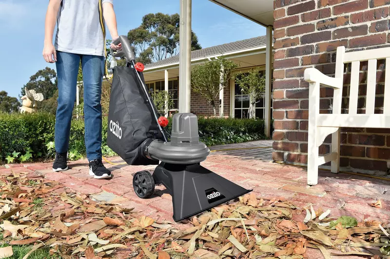 ozito-electric-leaf-vacuum-3000148-example_usage-102