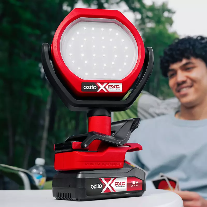 ozito-cordless-outdoor-light-3001235-example_usage-103