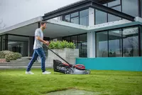 ozito-cordless-lawn-mower-3001043-example_usage-101