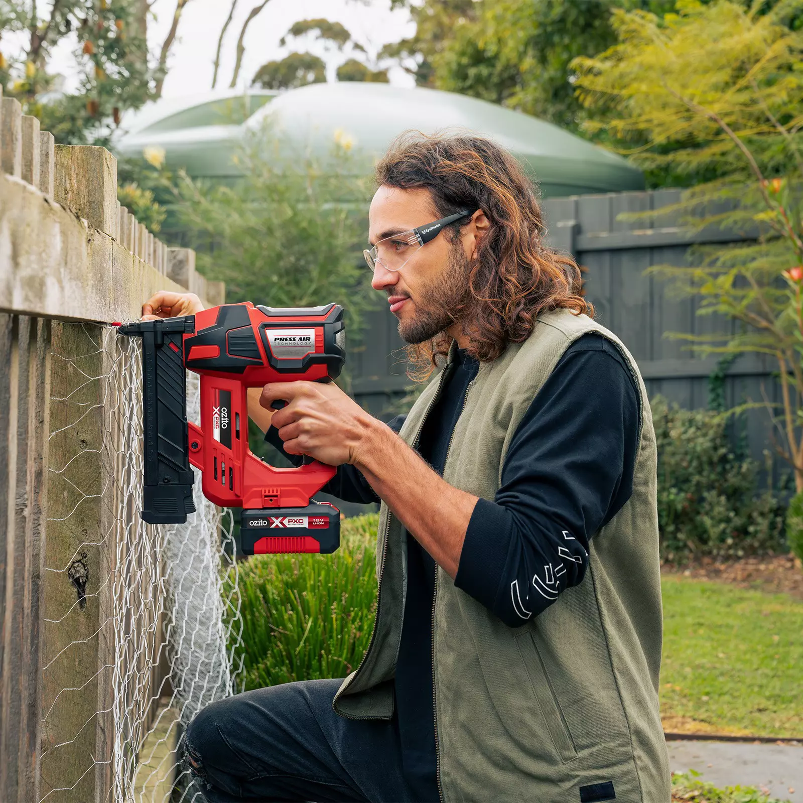 ozito-cordless-tacker-3001229-example_usage-101