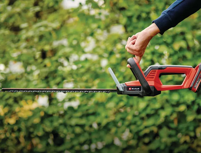 einhell-classic-cordless-hedge-trimmer-3410945-example_usage-001