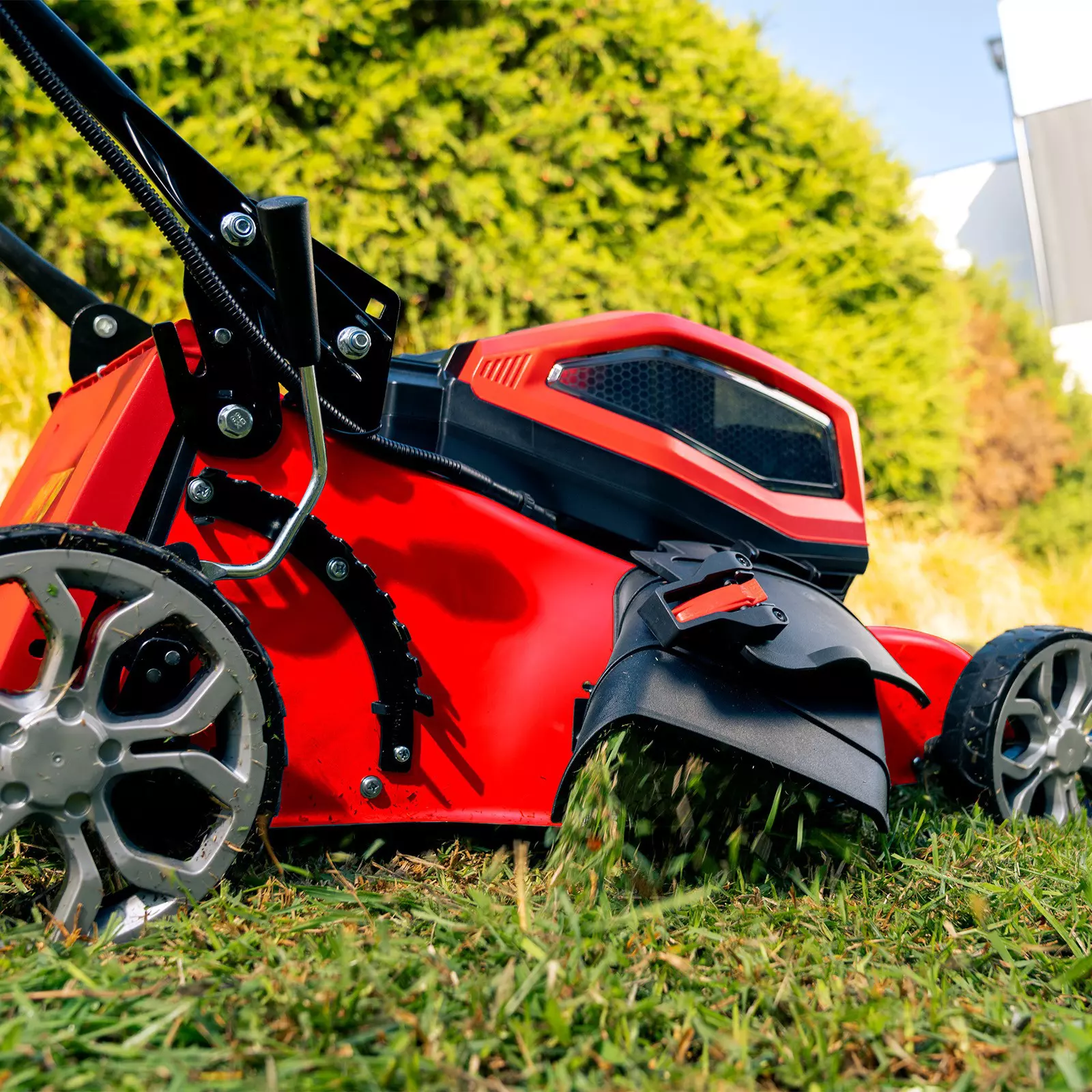 ozito-cordless-lawn-mower-3001304-example_usage-102