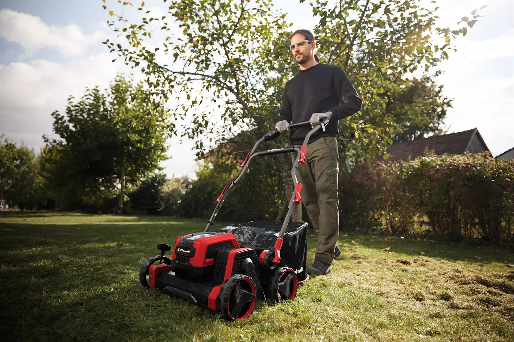 einhell-professional-cordless-scarifier-aerator-3420616-example_usage-001