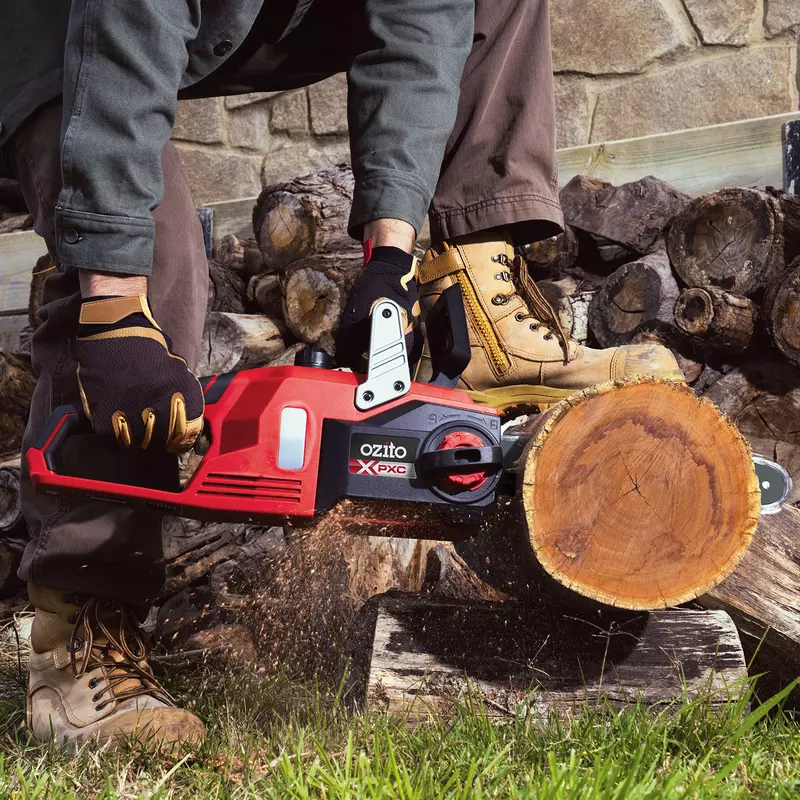 ozito-cordless-chain-saw-3001189-example_usage-102