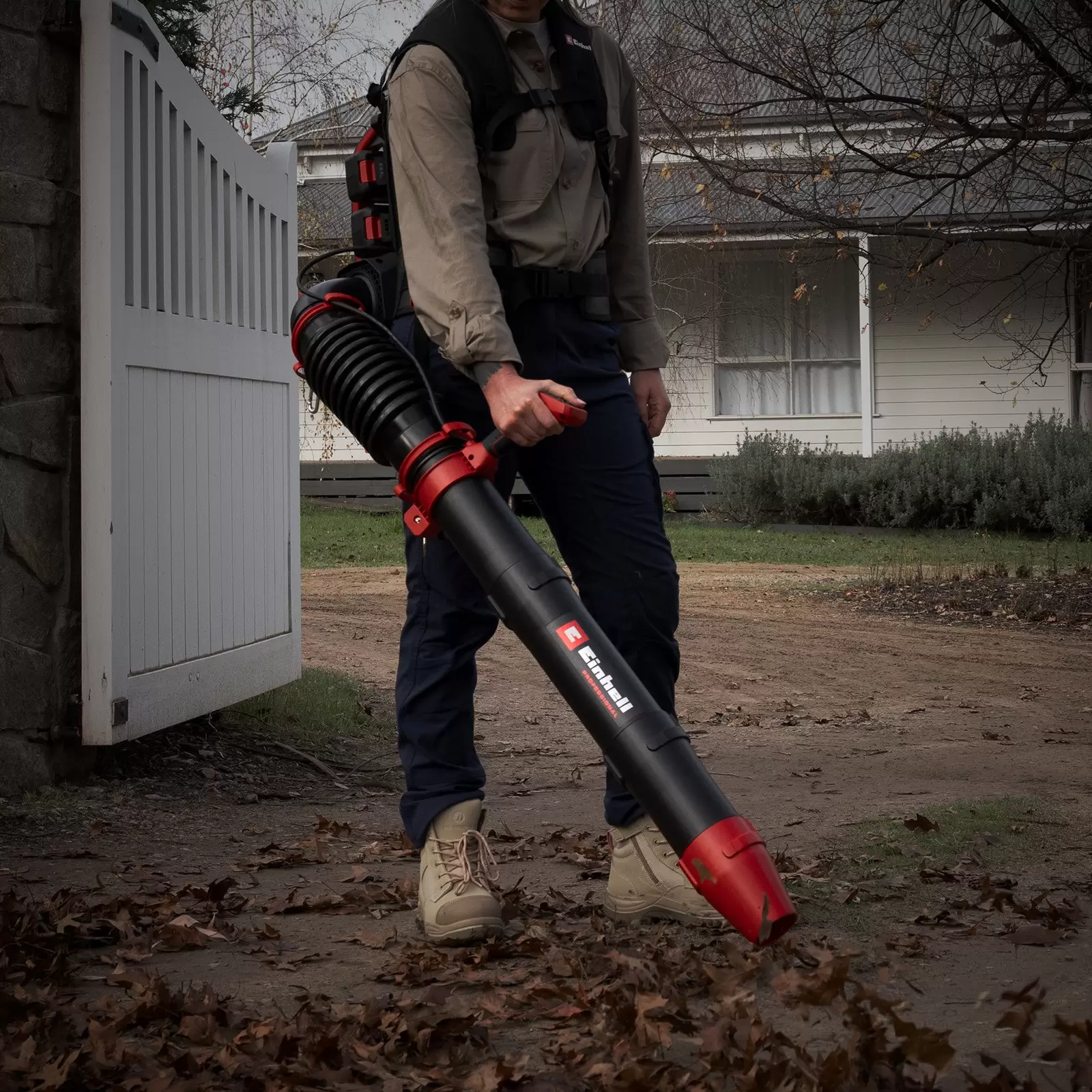 einhell-professional-cordless-leaf-blower-3001500-example_usage-001