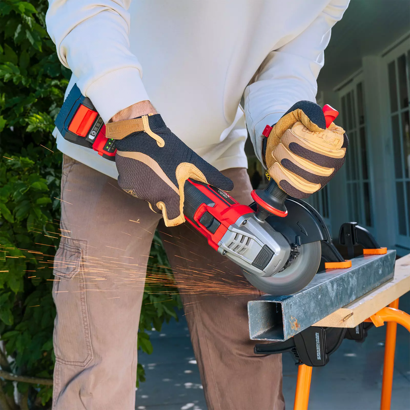 ozito-cordless-angle-grinder-3001061-example_usage-103