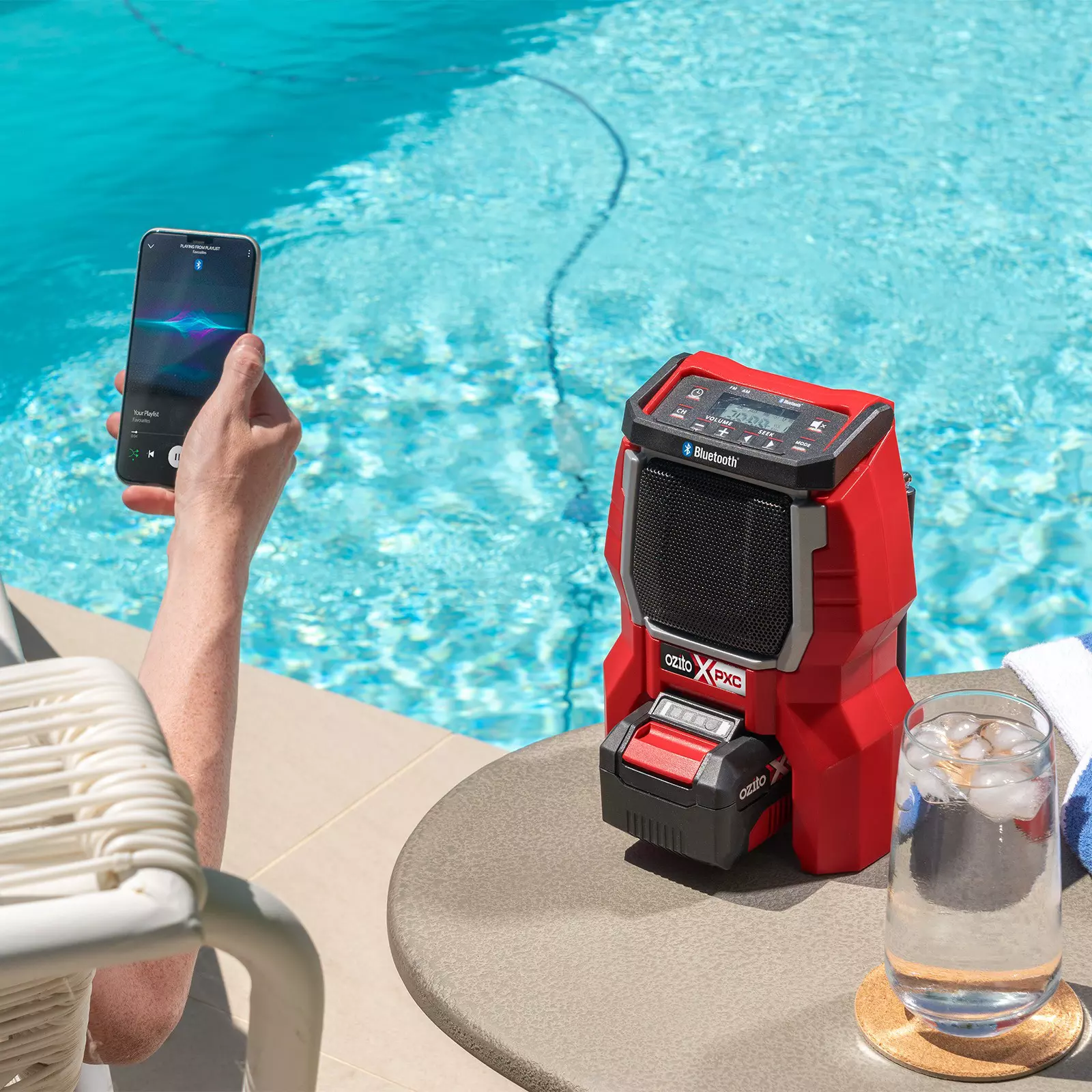 ozito-cordless-radio-3000989-example_usage-102