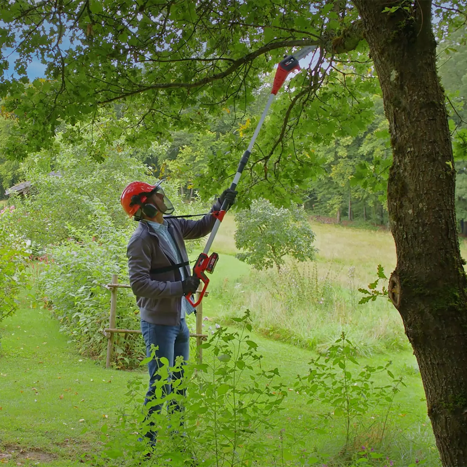 ozito-cordless-pole-mounted-powered-pruner-3001087-example_usage-103