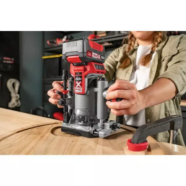 ozito-cordless-router-3000939-example_usage-101